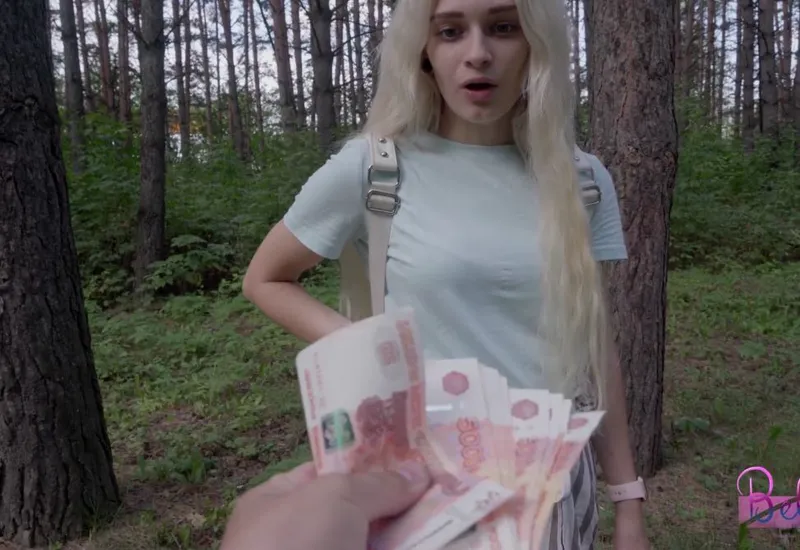 Dùng tiền gạ xoạc gấu hám tiền ngay trong rừng vắng vẻ